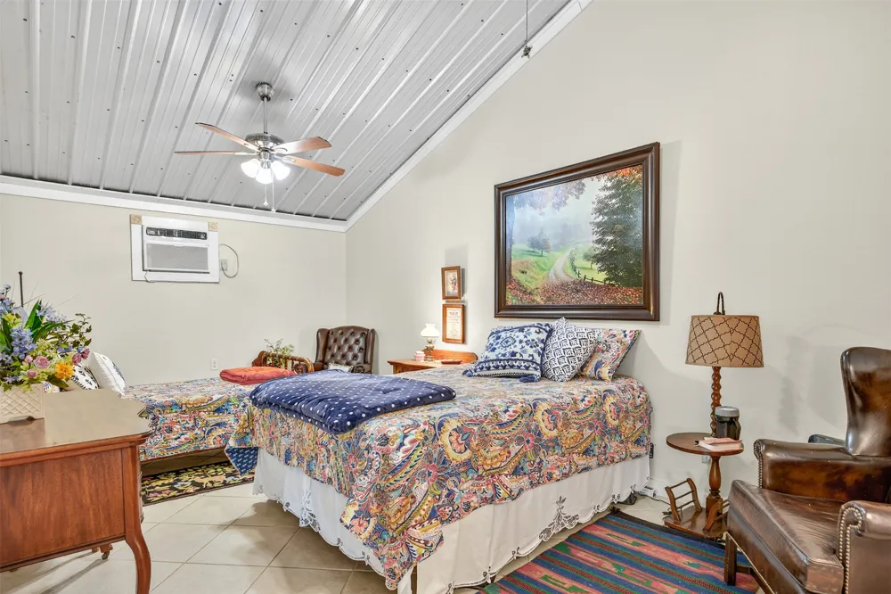 672 County Road 447 Waelder, TX 78959