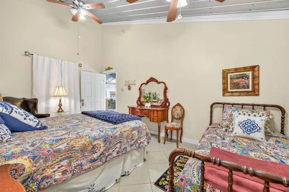 672 County Road 447 Waelder, TX 78959