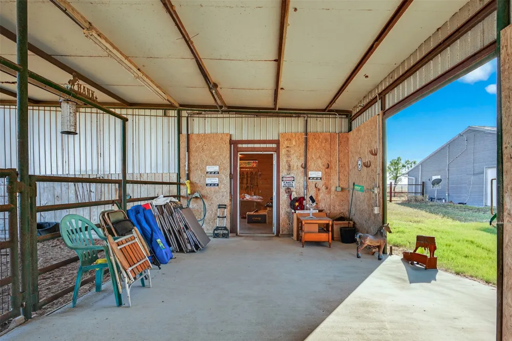 672 County Road 447 Waelder, TX 78959