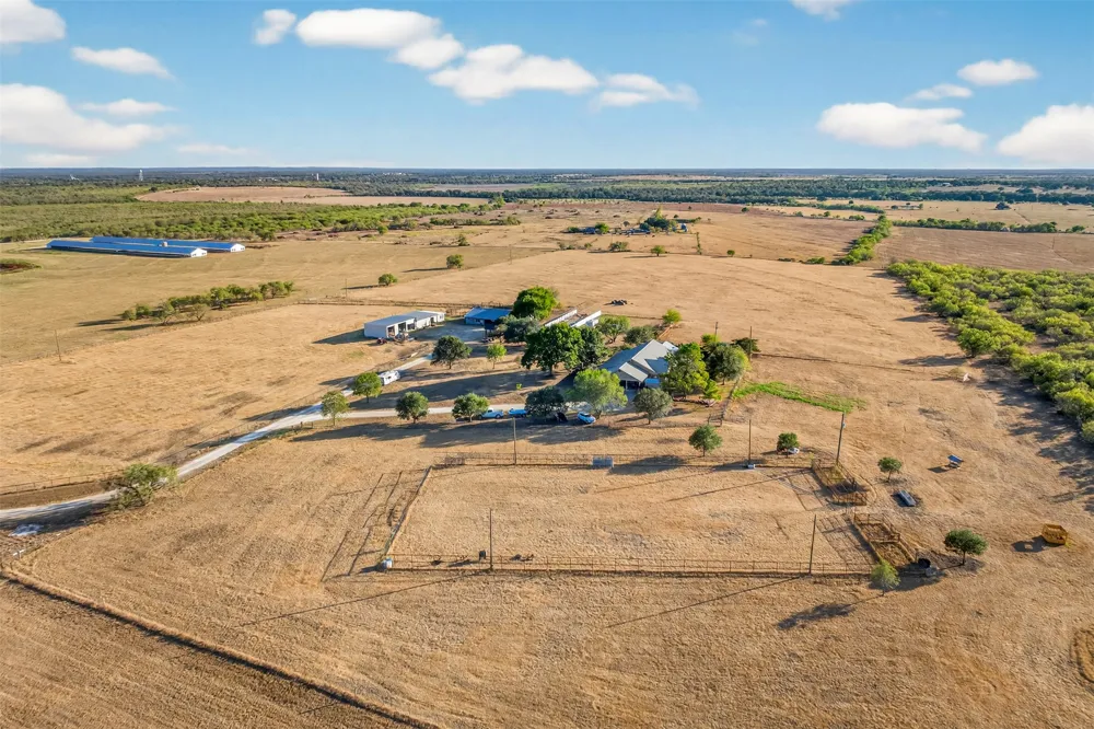 672 County Road 447 Waelder, TX 78959