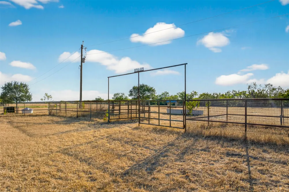 672 County Road 447 Waelder, TX 78959