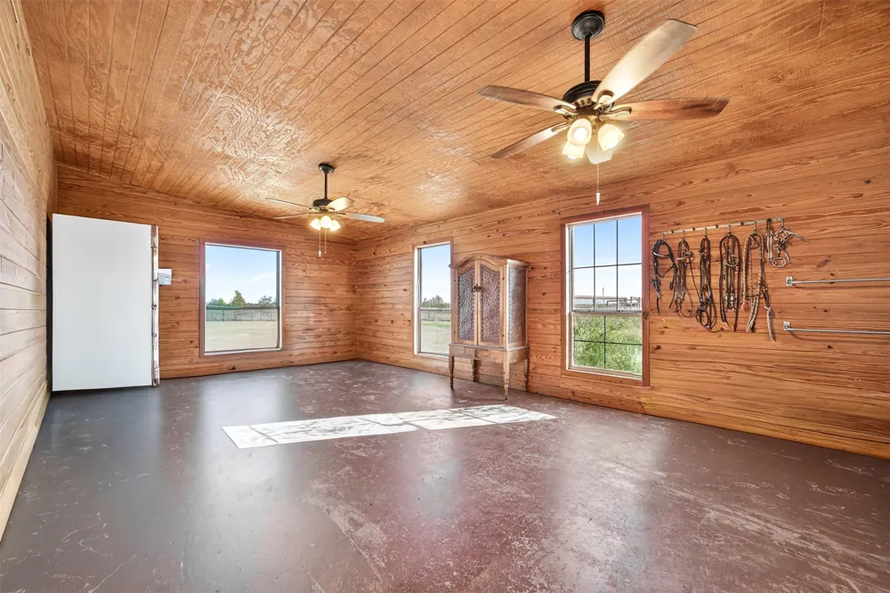 672 County Road 447 Waelder, TX 78959