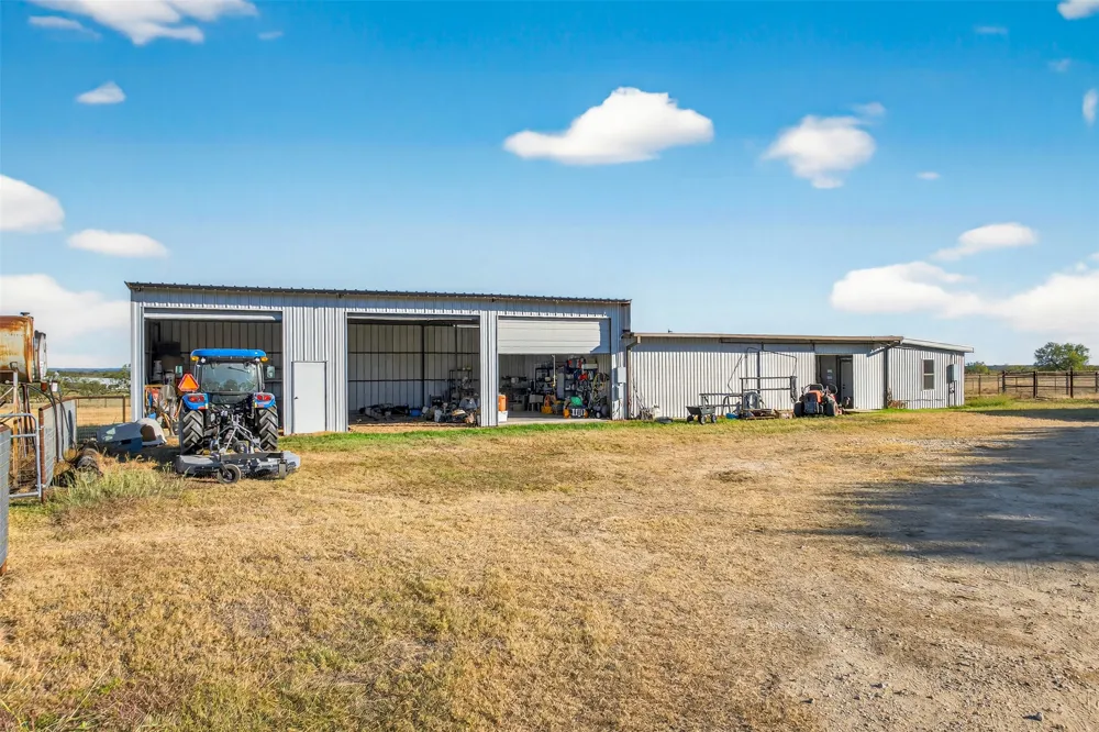 672 County Road 447 Waelder, TX 78959