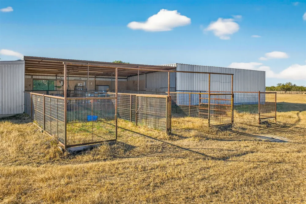 672 County Road 447 Waelder, TX 78959