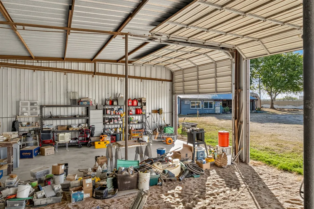 672 County Road 447 Waelder, TX 78959