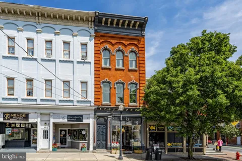 305 QUEEN STREET