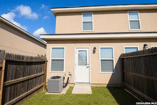 10719 MATHOM LNDG Universal City, TX 78148