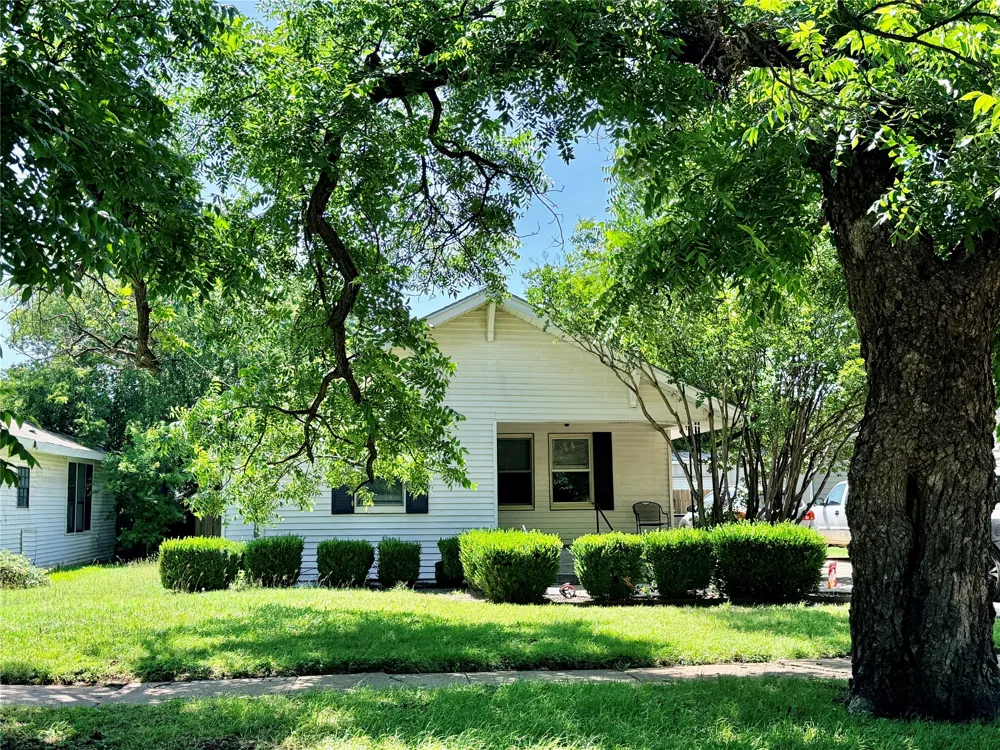 922 Plum Street Graham, TX 76450