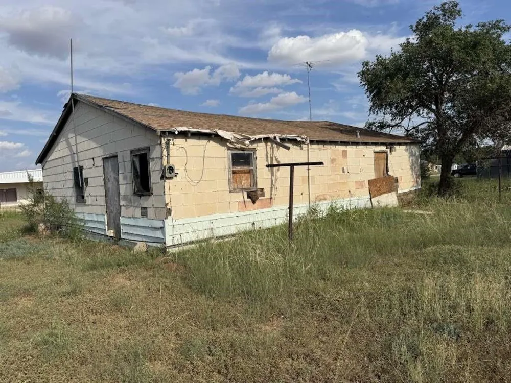 1029 Avenue J Tahoka, TX 79373