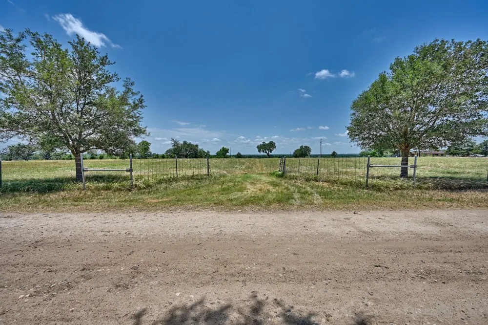6238 Kovar Road Fayetteville, TX 78940