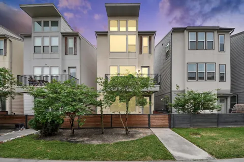 18527 Centro Row