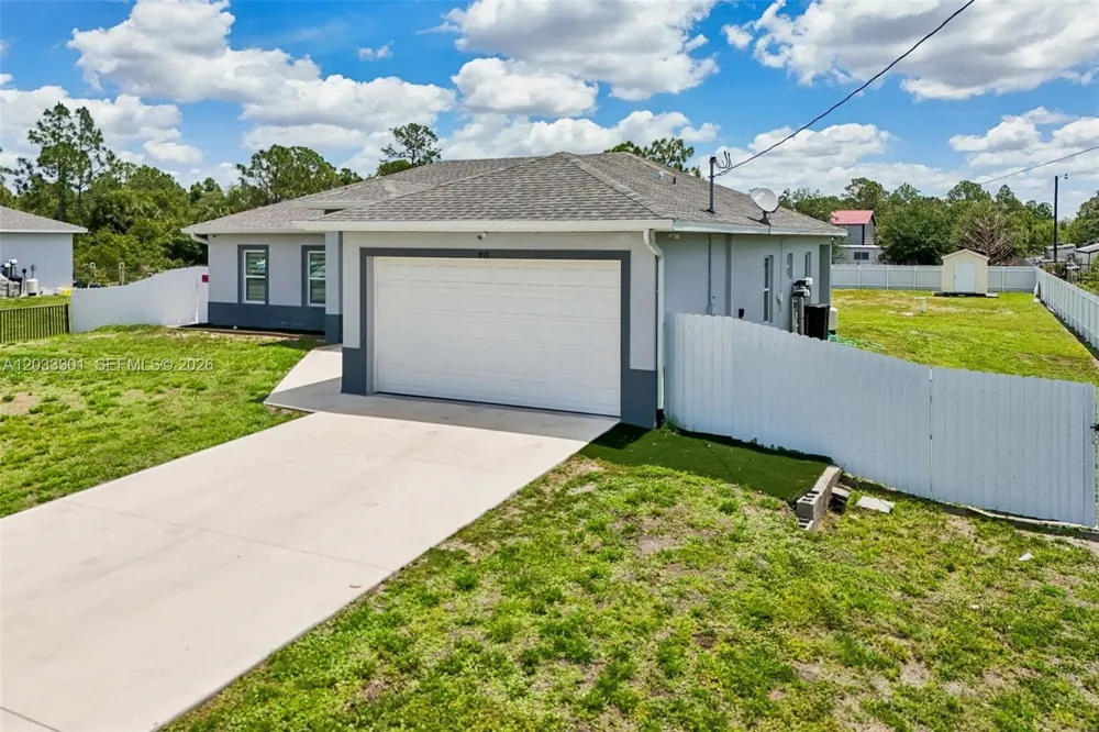 910 Richmond Ave N Lehigh Acres, FL 33972