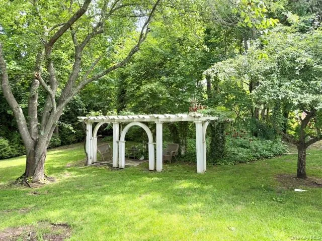 247 Barrett Road Lawrence, NY 11559