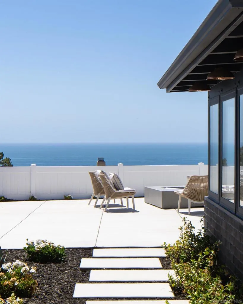 2206 Place Monaco Del Mar, CA 92014