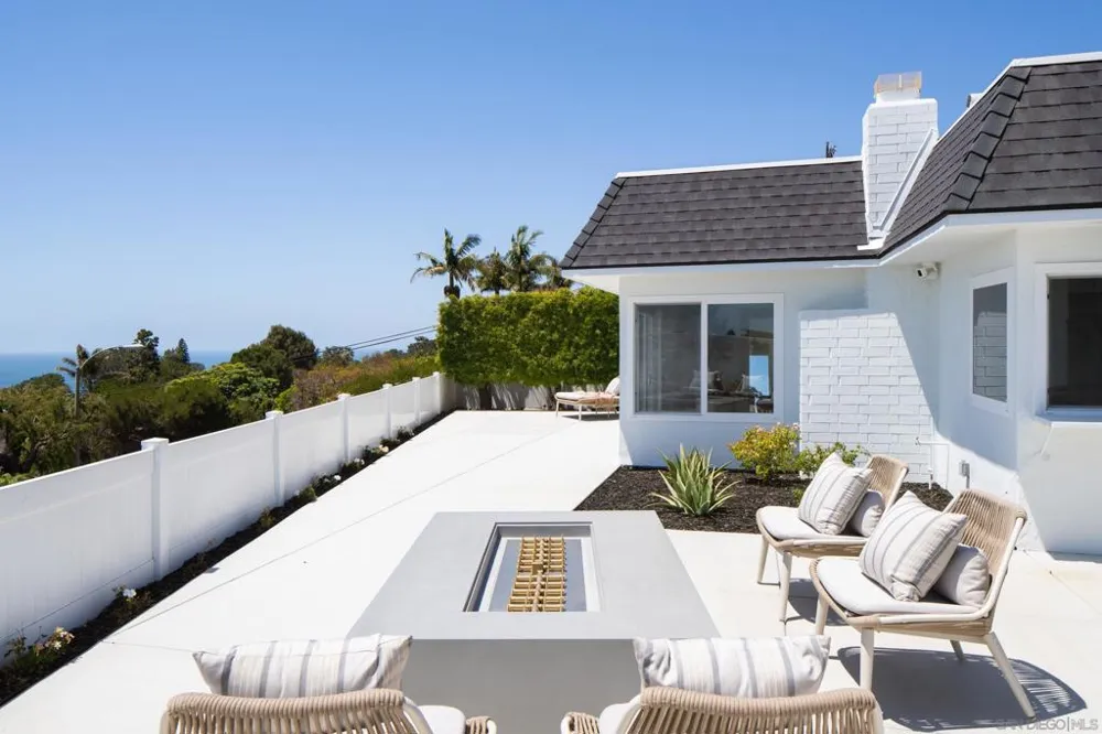 2206 Place Monaco Del Mar, CA 92014