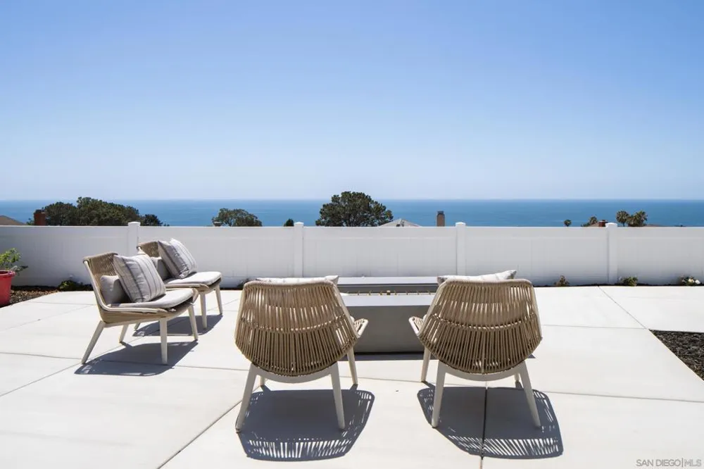 2206 Place Monaco Del Mar, CA 92014