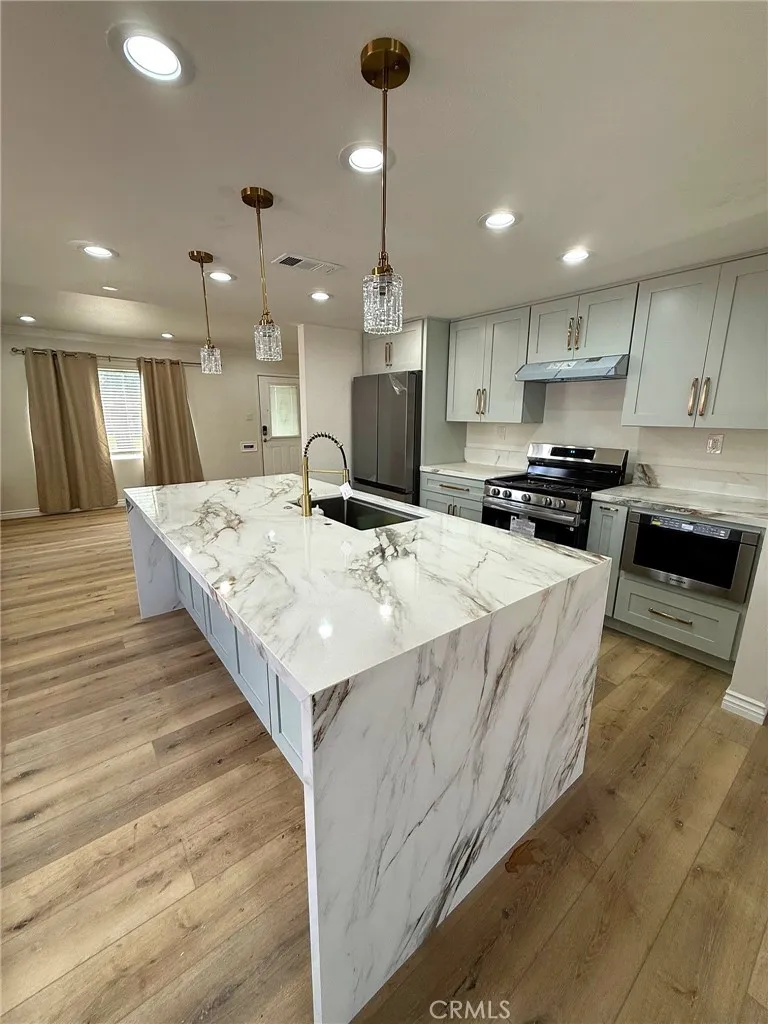 417 Vernon Azusa, CA 91702