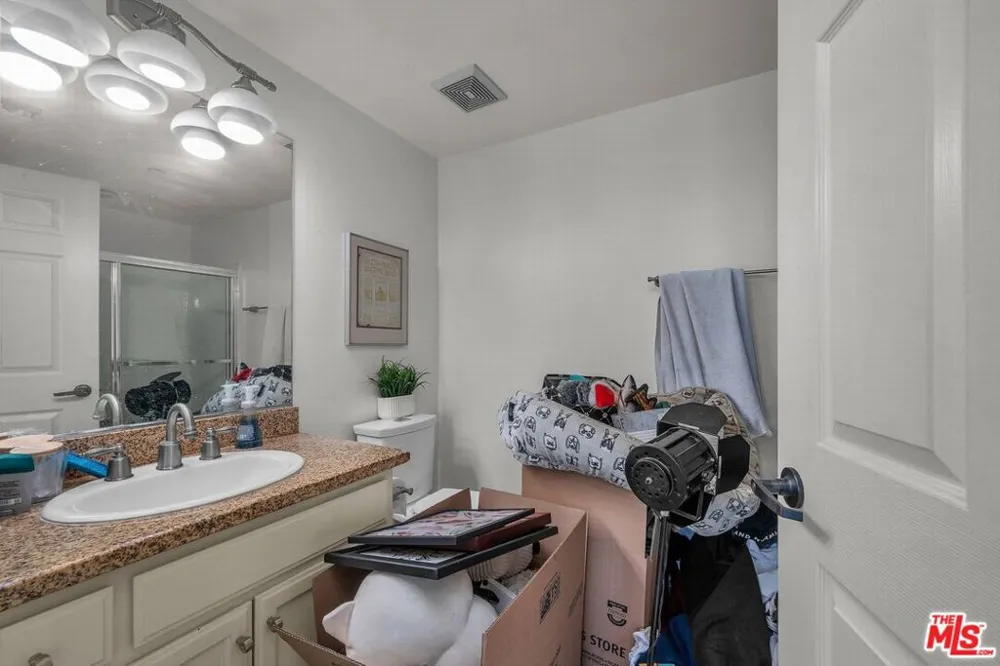 4832 Whitsett Avenue #202 Valley Village, CA 91607