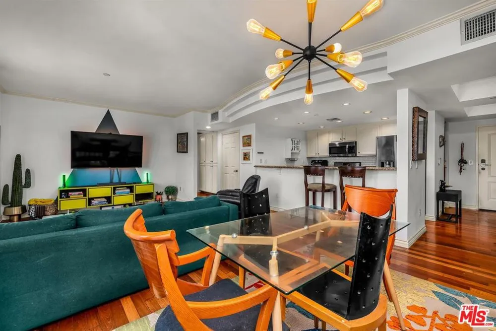 4832 Whitsett Avenue #202 Valley Village, CA 91607