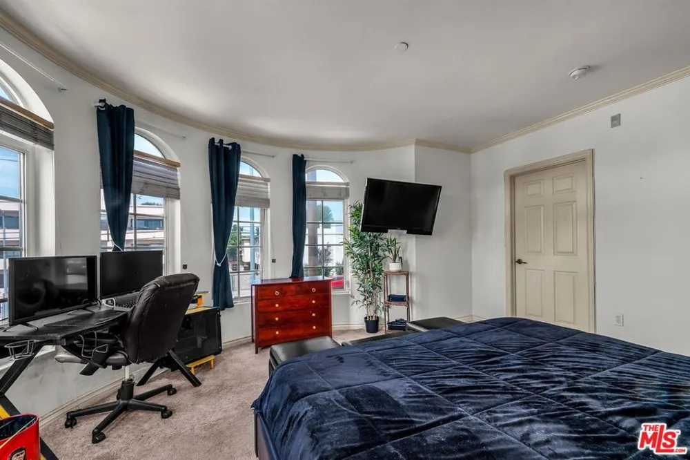 4832 Whitsett Avenue #202 Valley Village, CA 91607