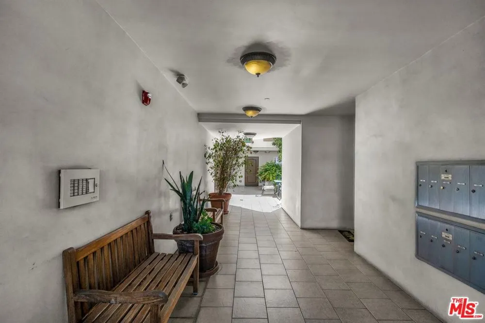 4832 Whitsett Avenue #202 Valley Village, CA 91607