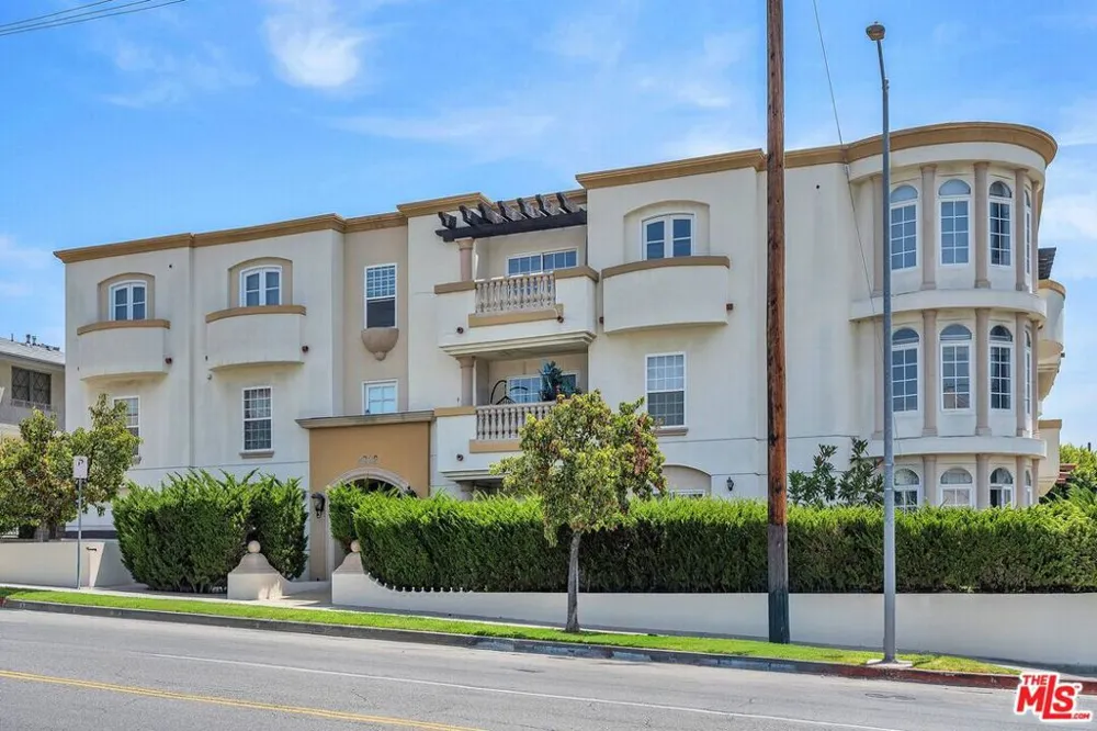 4832 Whitsett Avenue #202 Valley Village, CA 91607