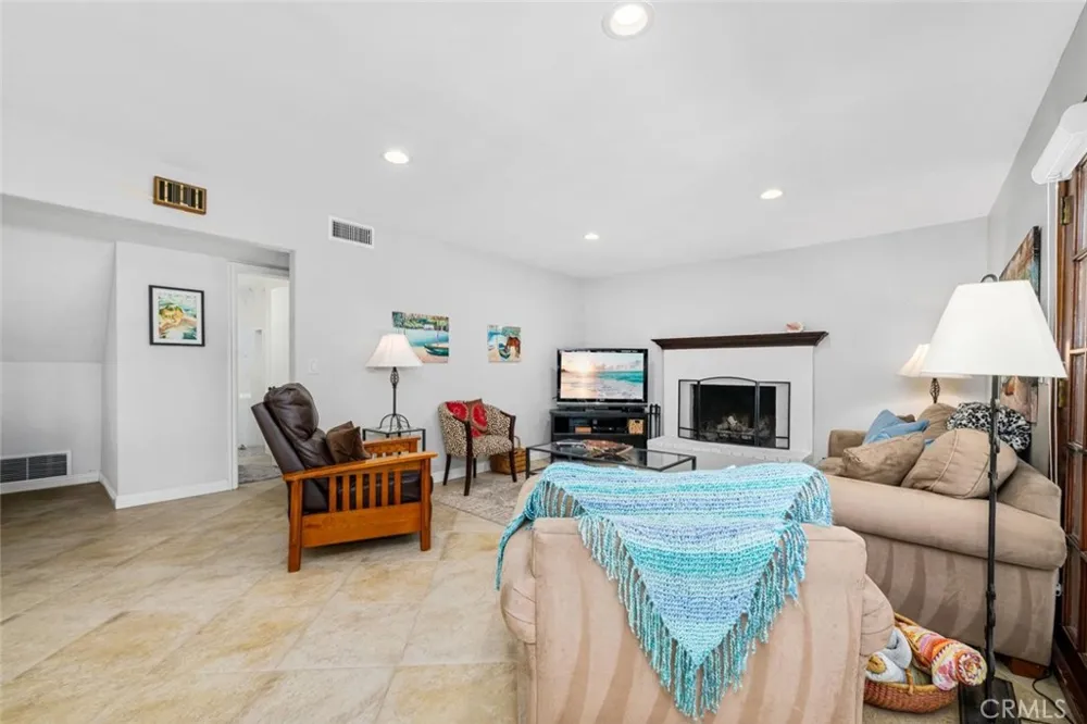 3902 Toland Los Alamitos, CA 90720