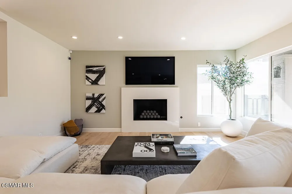 1725 Royal Saint George Drive Westlake Village, CA 91362