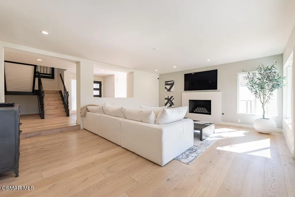 1725 Royal Saint George Drive Westlake Village, CA 91362