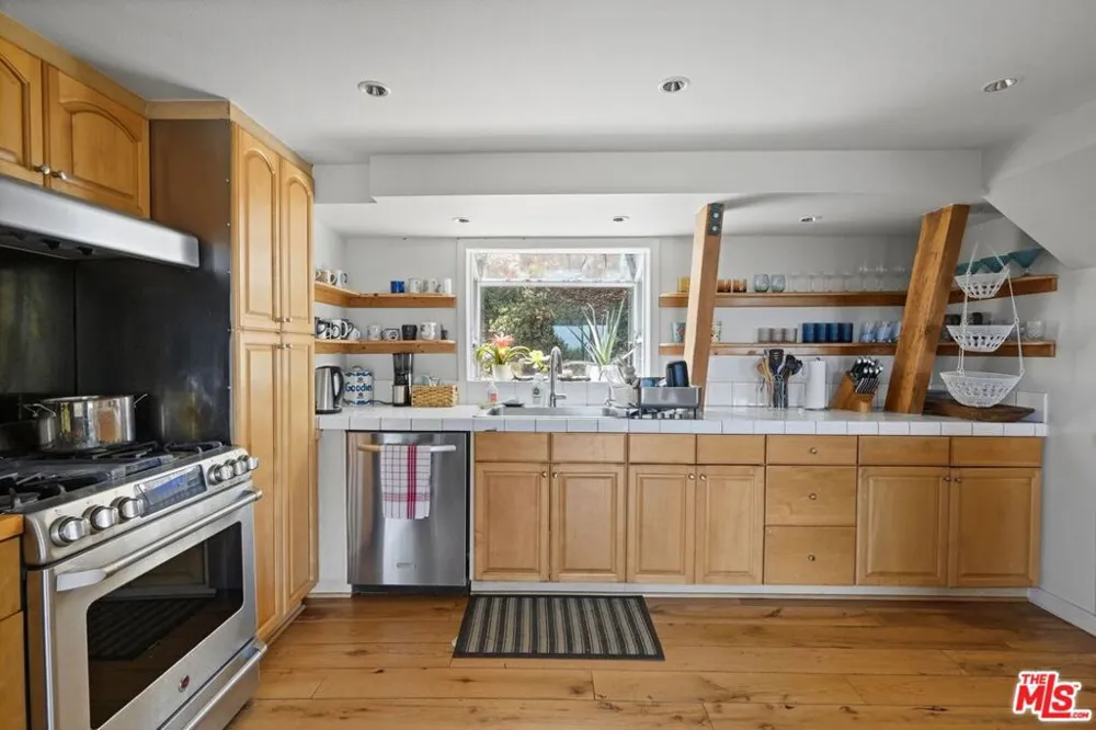22013 Alta Drive Topanga, CA 90290