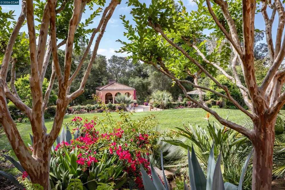280 Indian Rd Piedmont, CA 94610