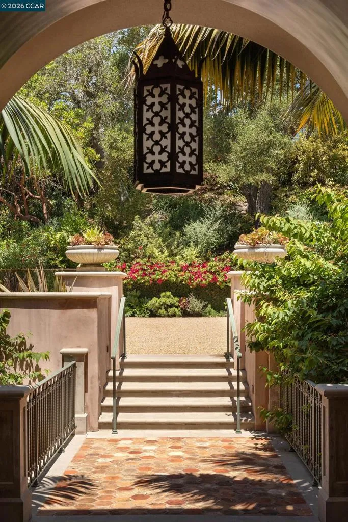 280 Indian Rd Piedmont, CA 94610