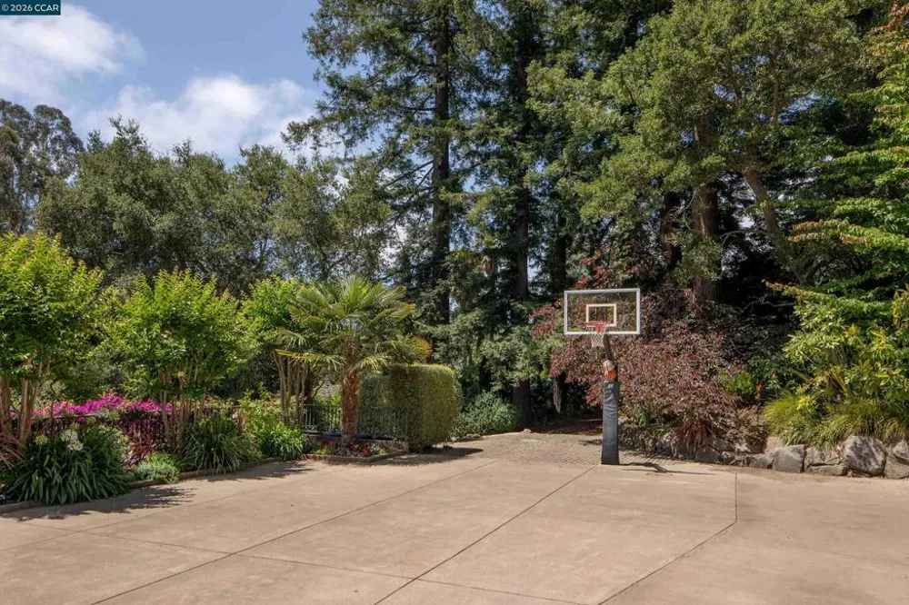 280 Indian Rd Piedmont, CA 94610