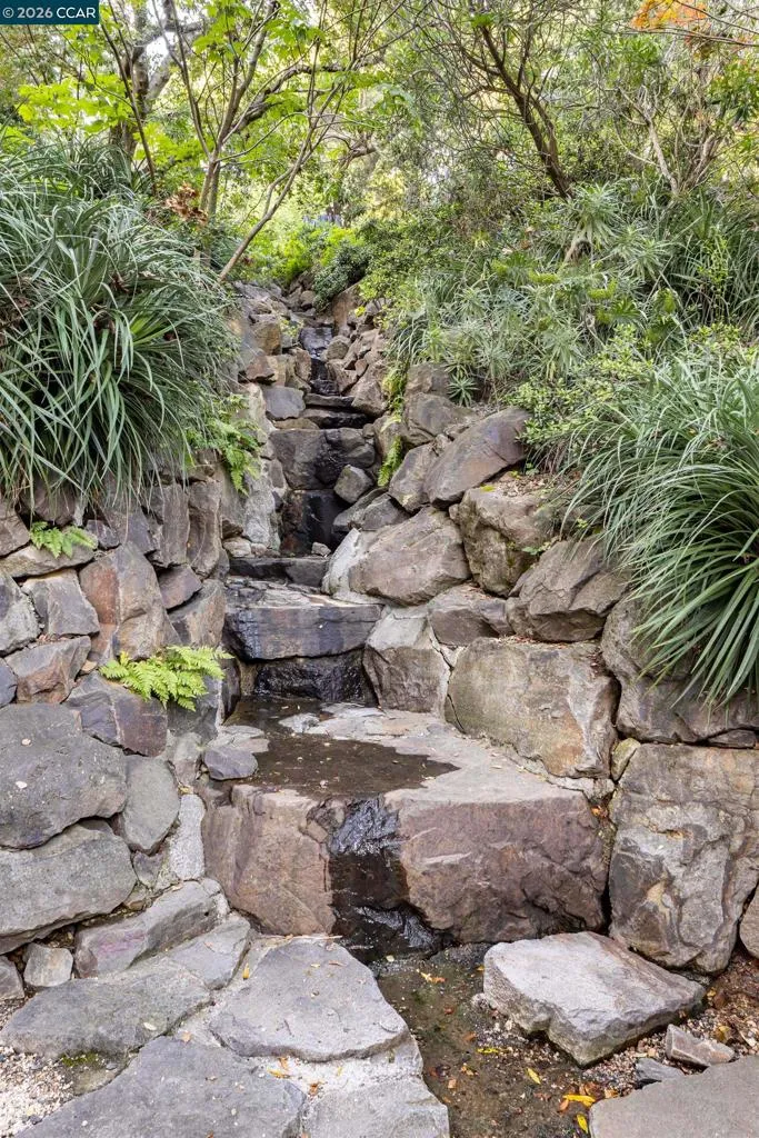 280 Indian Rd Piedmont, CA 94610
