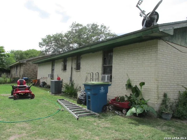 807 W INEZ ST Beeville, TX 78102