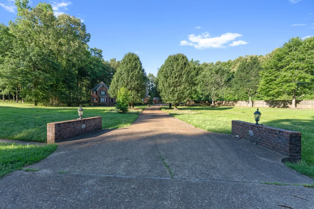 10065 E Country Way Dr Cordova, TN 38018