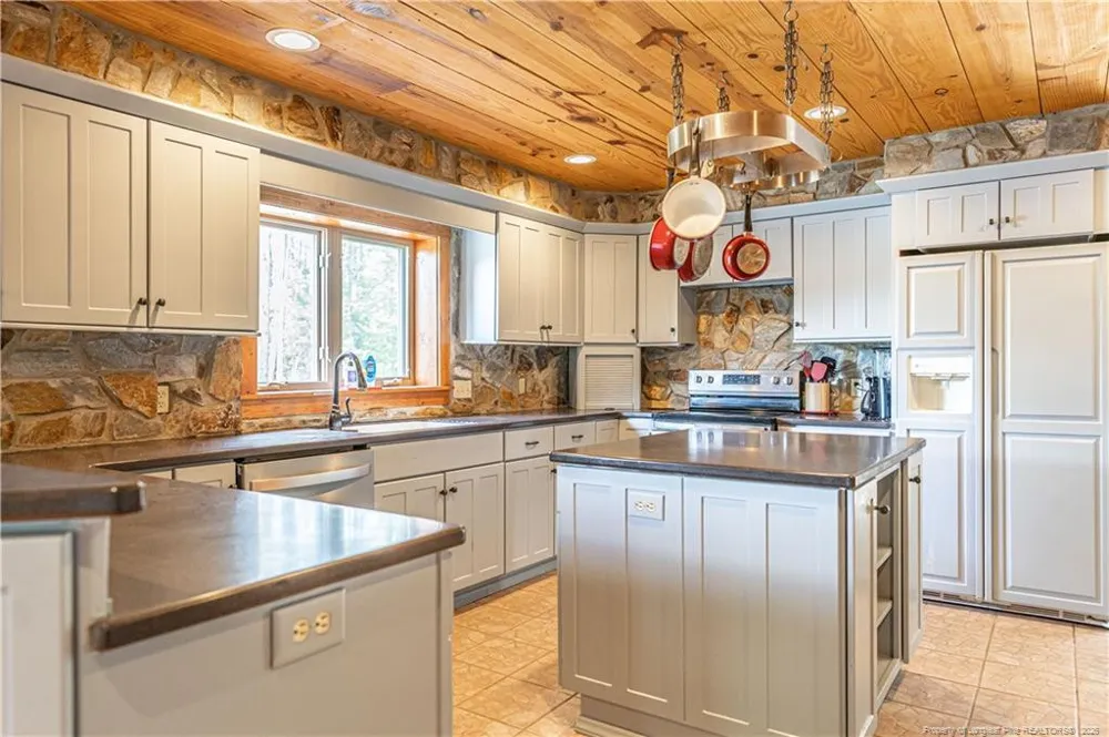 105 Lakewood Drive Aberdeen, NC 28315