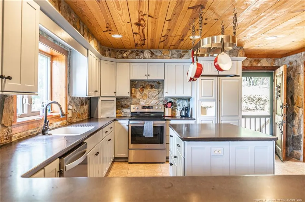 105 Lakewood Drive Aberdeen, NC 28315