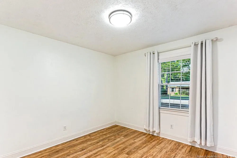 4305 Falls Drive Hope Mills, NC 28348