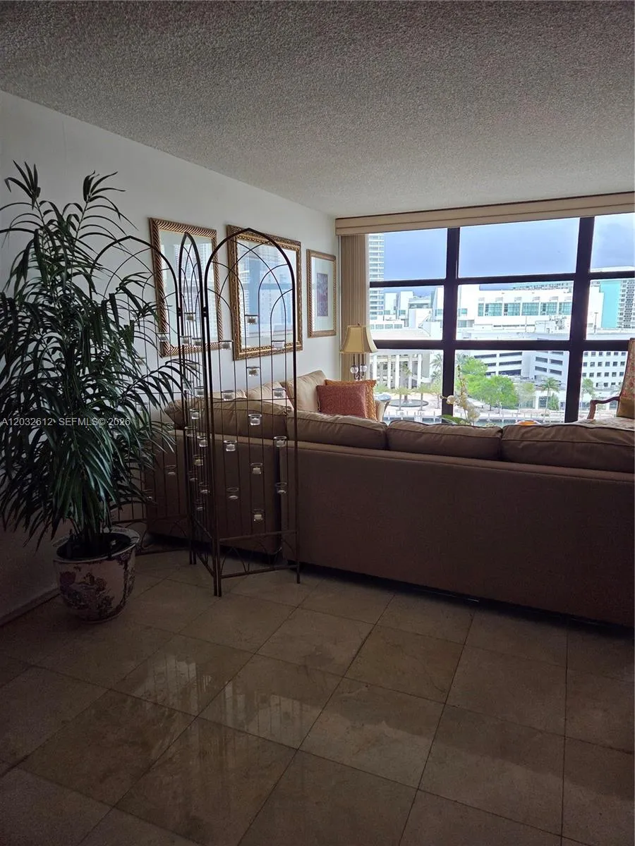 400 Leslie Dr #1124 Hallandale Beach, FL 33009