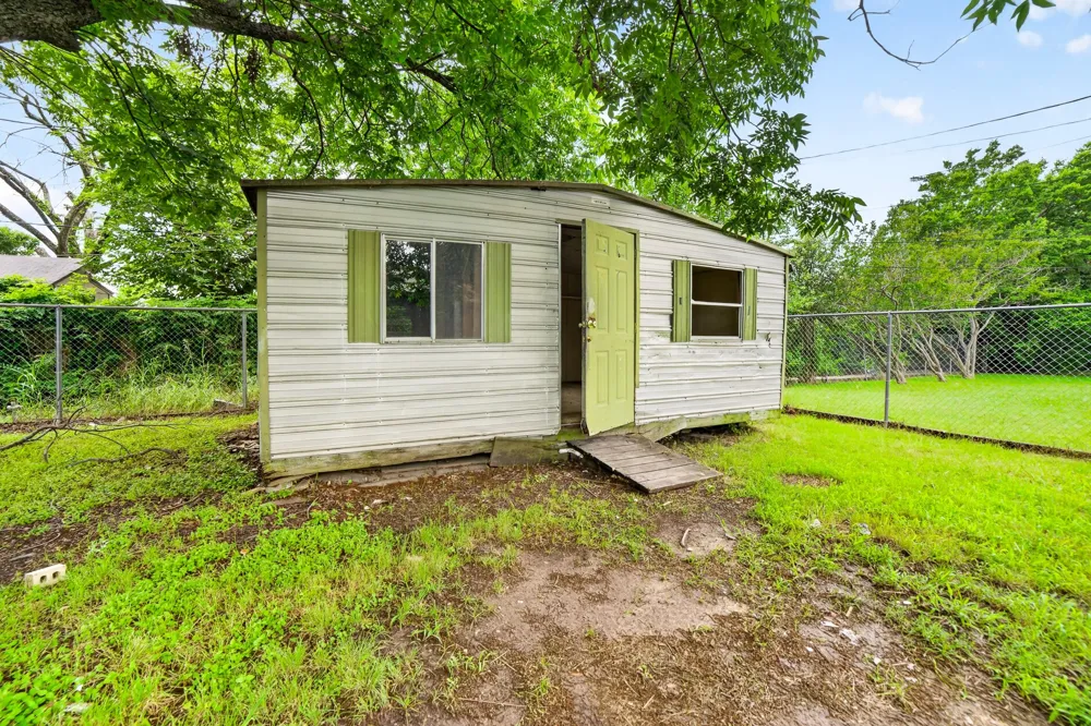 15131 Oakwood Lane Balch Springs, TX 75180