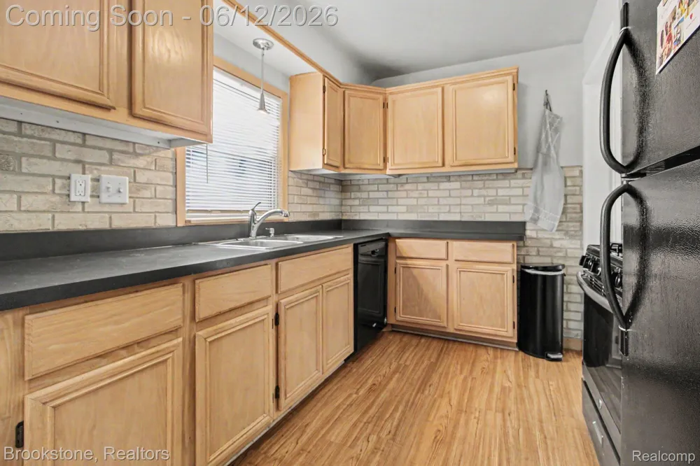 4142 Royal Avenue Berkley City, MI 48072