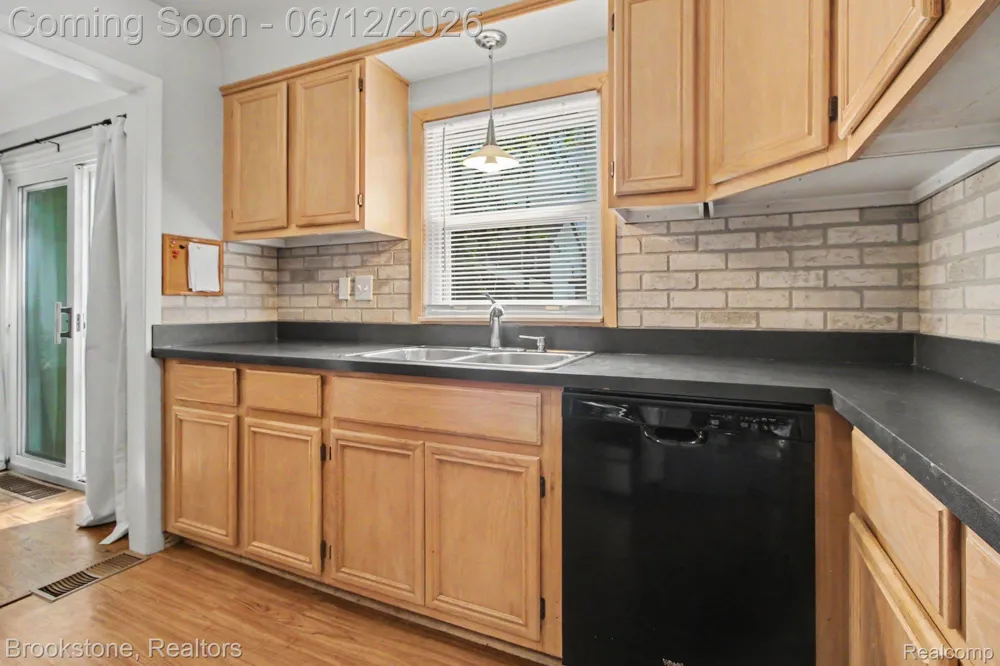 4142 Royal Avenue Berkley City, MI 48072