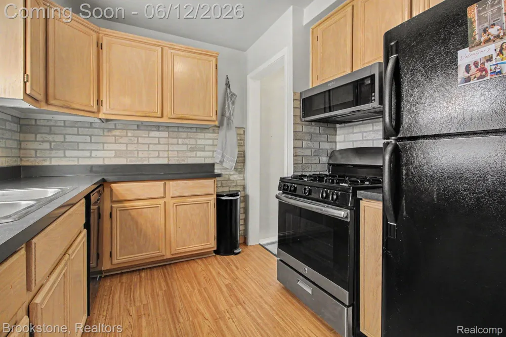 4142 Royal Avenue Berkley City, MI 48072