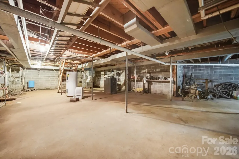 9121 NC 181 Highway Newland, NC 28657