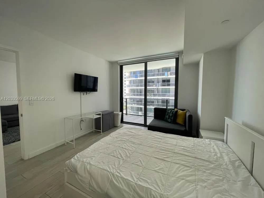 45 SW 9th St #1407 Miami, FL 33130