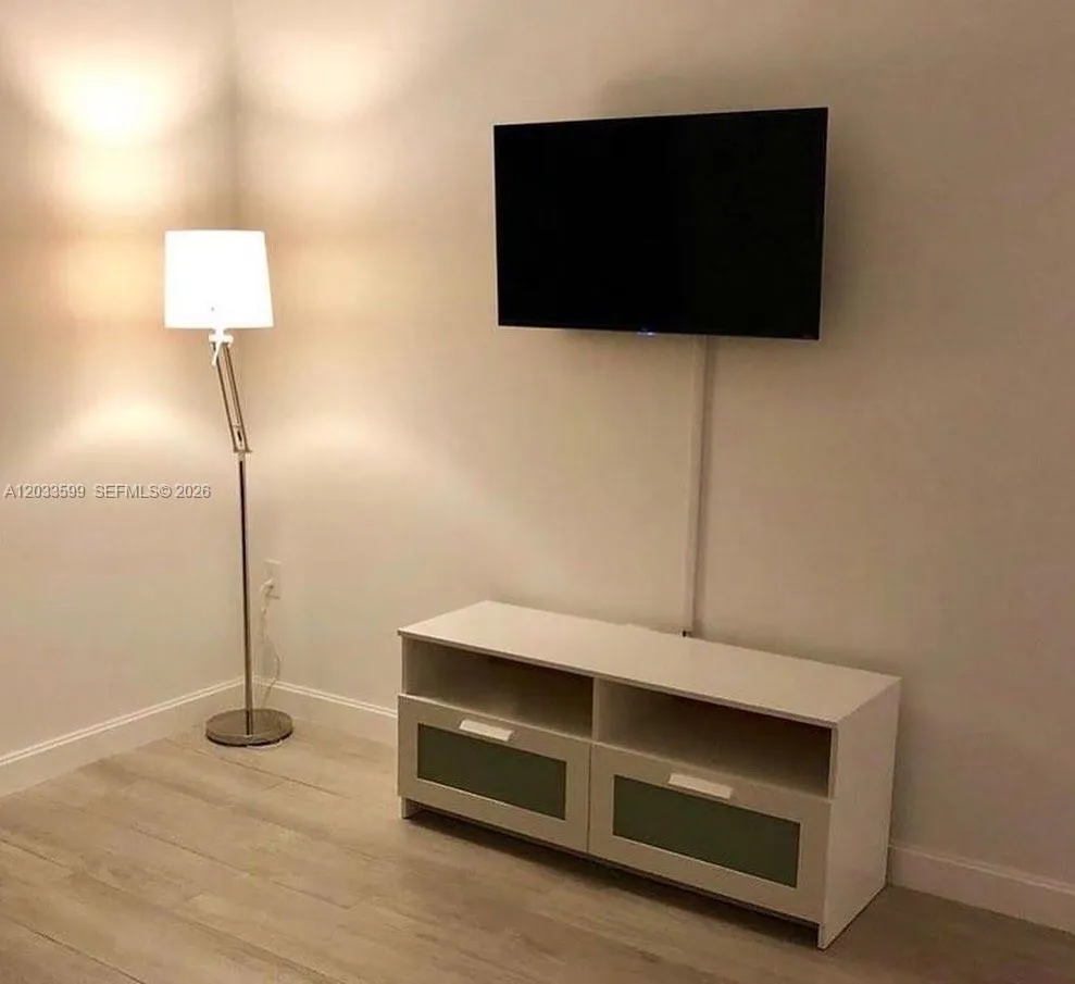 45 SW 9th St #1407 Miami, FL 33130
