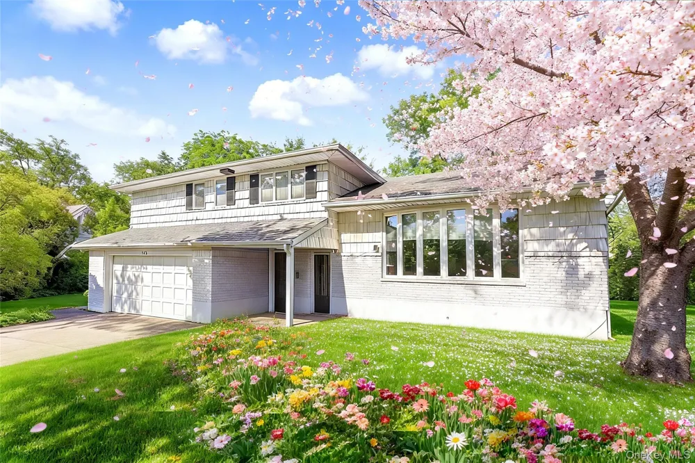 105 Serpentine Lane Albertson, NY 11507