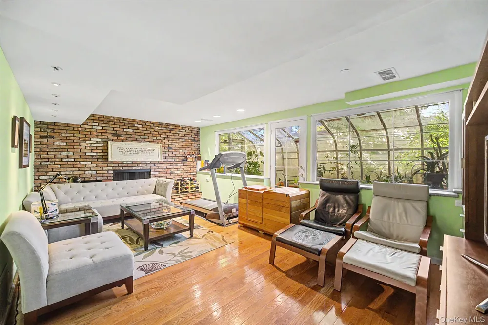 105 Serpentine Lane Albertson, NY 11507
