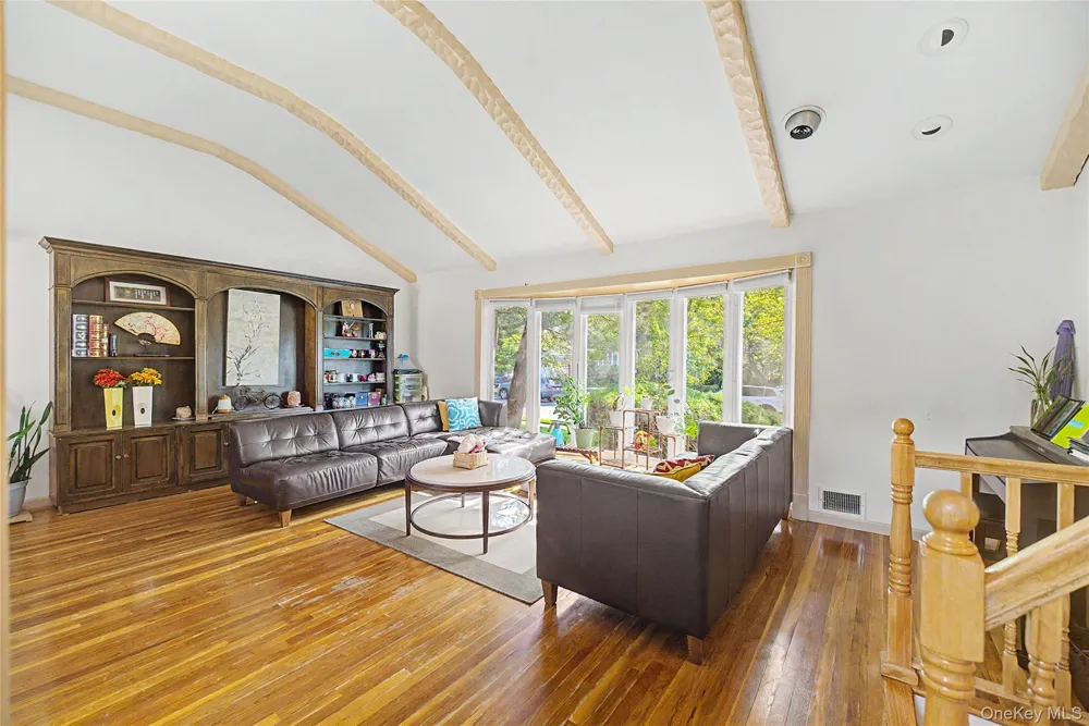 105 Serpentine Lane Albertson, NY 11507
